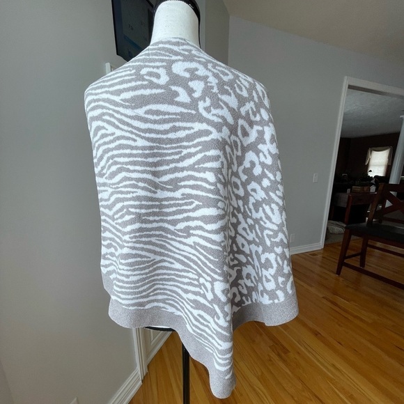 Barefoot Dreams Cozy Chic Ultra lite poncho one size asymmetrical super soft - Picture 12 of 12